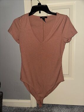 Forever 21 Mauve Ribbed V-Neck Short Sleeve Bodysuit